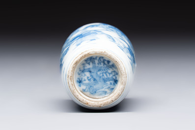 A Chinese blue and white snuff bottle with figural design, dragon mark, 19th C.
