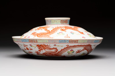 A Chinese famille rose covered 'Dragon' bowl and a teapot, Guangxu and Wang Yongshun 汪永順 mark, 19/20th C.