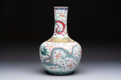 A Chinese famille rose 'Dragon and Phoenix' 'Tianqiuping' vase, 19/20th C.