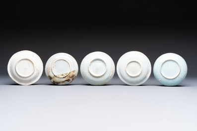 A varied collection of 13 Delftware saucers and bowls, 17/18th C.
