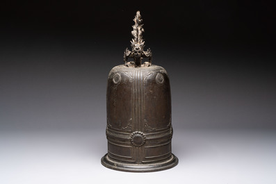 A large Vietnamese bronze 'Dragon' bell, signed Nguyễn Ngọc Nghĩa 阮玉義, 19th C.