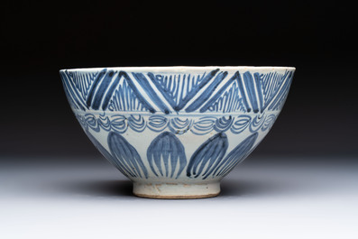 A large Chinese blue and white 'Lotus' bowl, Song Yu 松玉 mark, Anyuan Bantiantang kiln, 17th C.