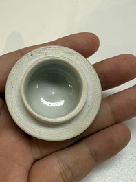 An extraordinary Chinese Imari-style oil lamp and cover, Kangxi/Yongzheng