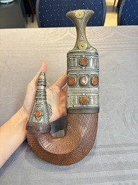 A jambiya-style dagger or 'Asib' with horn hilt and silver-plated mounts, Yemen, 19th C.
