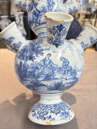 A blue and white Dutch Delft tulip vase, 19th C.