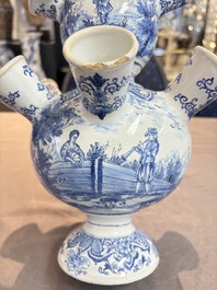 A blue and white Dutch Delft tulip vase, 19th C.