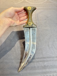 A jambiya-style dagger or 'Asib' with horn hilt and silver-plated mounts, Yemen, 19th C.