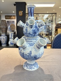 A blue and white Dutch Delft tulip vase, 19th C.