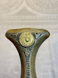 A jambiya-style dagger or 'Asib' with horn hilt and silver-plated mounts, Yemen, 19th C.