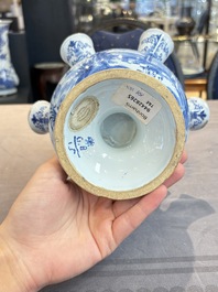 A blue and white Dutch Delft tulip vase, 19th C.