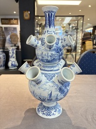 A blue and white Dutch Delft tulip vase, 19th C.