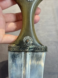 A jambiya-style dagger or 'Asib' with horn hilt and silver-plated mounts, Yemen, 19th C.