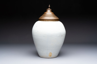 A large blue and white Dutch Delft tobacco jar, inscribed 'Clarak', 18th C.