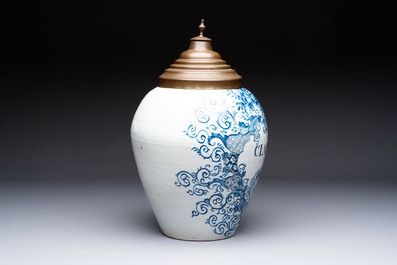 A large blue and white Dutch Delft tobacco jar, inscribed 'Clarak', 18th C.