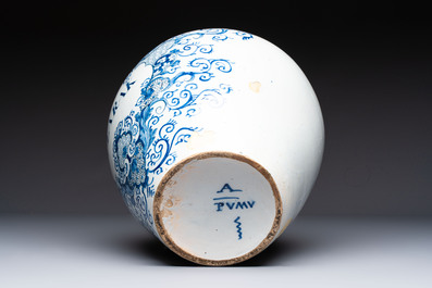 A large blue and white Dutch Delft tobacco jar, inscribed 'Clarak', 18th C.