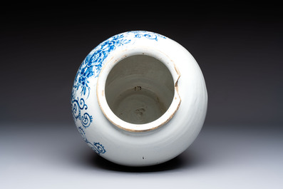 A large blue and white Dutch Delft tobacco jar, inscribed 'Clarak', 18th C.