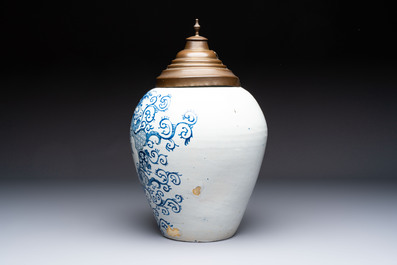 A large blue and white Dutch Delft tobacco jar, inscribed 'Clarak', 18th C.