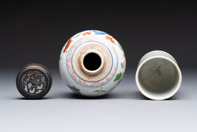 A Chinese famille rose 'Peony' jar and a 'Rooster' brush pot, Tongzhi mark, 18/19th C.