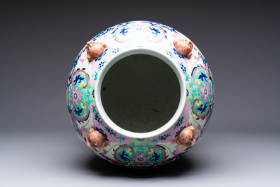A large Chinese famille rose vase with lion-form handles and cover, 19th C.