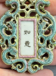 A Chinese famille rose 'Ji Xiang Ru Yi 吉祥如意' reticulated pendant, 19/20th C.