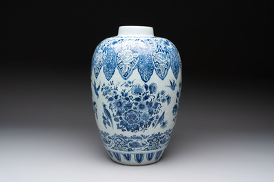 A large blue and white Dutch Delft chinoiserie jar, 1st quarter 18th C.