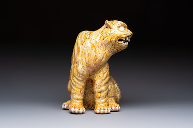 A rare Korean porcelain model of a seated tiger, Joseon, 18/19th C.