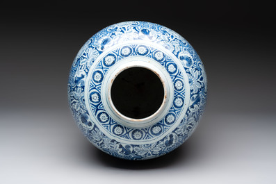 A large blue and white Dutch Delft chinoiserie jar, 1st quarter 18th C.