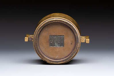 A Chinese bronze censer with 'Ji' handles, Xuande mark, 17/18th C.