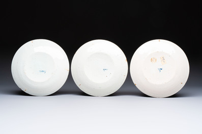 Nine polychrome Dutch Delft 'Lightning' plates, 17/18th C.