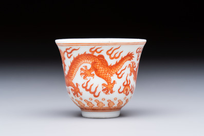 A Chinese iron-red decorated blue and white 'Dragon' saucer and a cup, Yongzheng and Tongzhi mark, 19/20th C.
