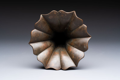 A Chinese gold-splashed bronze 'Gu' vase, Xuande mark, 17/18th C.
