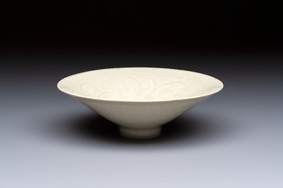 A Chinese qingbai tea bowl with incised floral design, 20th C.