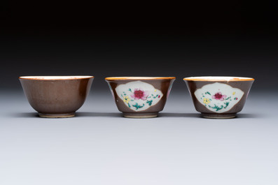 A varied collection of 18 Chinese famille rose, blue and white wares, 18/19th C.
