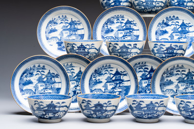 A set of 12 Chinese blue and white 'Landscape' bowls and saucers, Qianlong/Jiaqing