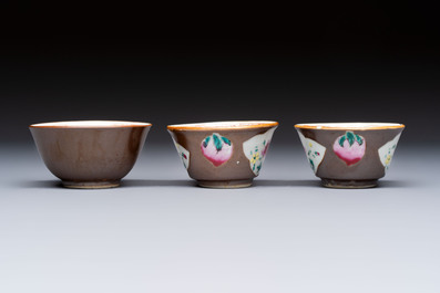 A varied collection of 18 Chinese famille rose, blue and white wares, 18/19th C.