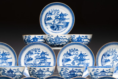 A set of 12 Chinese blue and white 'Landscape' bowls and saucers, Qianlong/Jiaqing