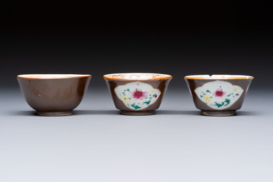 A varied collection of 18 Chinese famille rose, blue and white wares, 18/19th C.
