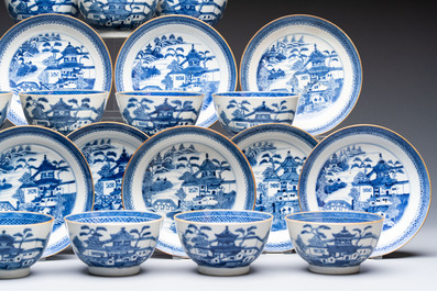 A set of 12 Chinese blue and white 'Landscape' bowls and saucers, Qianlong/Jiaqing