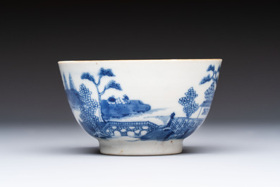 A set of 12 Chinese blue and white 'Landscape' bowls and saucers, Qianlong/Jiaqing