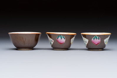 A varied collection of 18 Chinese famille rose, blue and white wares, 18/19th C.