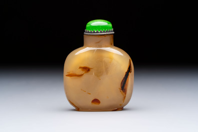 A Chinese agate 'Rooster' snuff bottle, 1780-1850