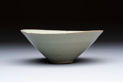 A Korean celadon tea bowl, Goryeo, 12th C.