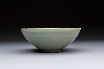 A fine Korean celadon moulded 'Peony Scroll' bowl with a wooden box, Goryeo, 13th C.