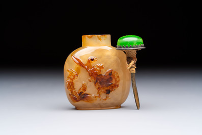 A Chinese agate 'Rooster' snuff bottle, 1780-1850