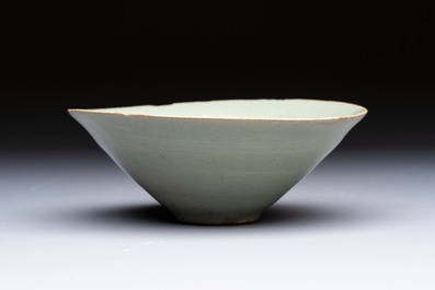 A Korean celadon tea bowl, Goryeo, 12th C.