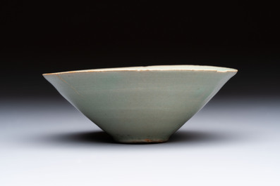 A Korean celadon tea bowl, Goryeo, 12th C.