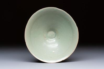 A Korean celadon tea bowl, Goryeo, 12th C.