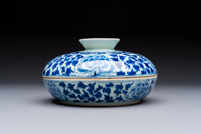 Four Chinese blue, white and famille rose tazzas and a covered spice bowl with bats design, 19th C.