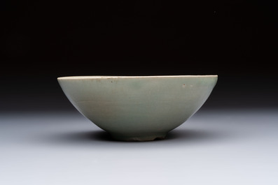 A fine Korean celadon moulded 'Peony Scroll' bowl with a wooden box, Goryeo, 13th C.
