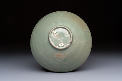 A fine Korean celadon moulded 'Peony Scroll' bowl with a wooden box, Goryeo, 13th C.